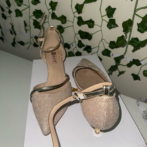 Its a pointed toe heel  ankle strap in a gold shiny color - Picture 2 of 3